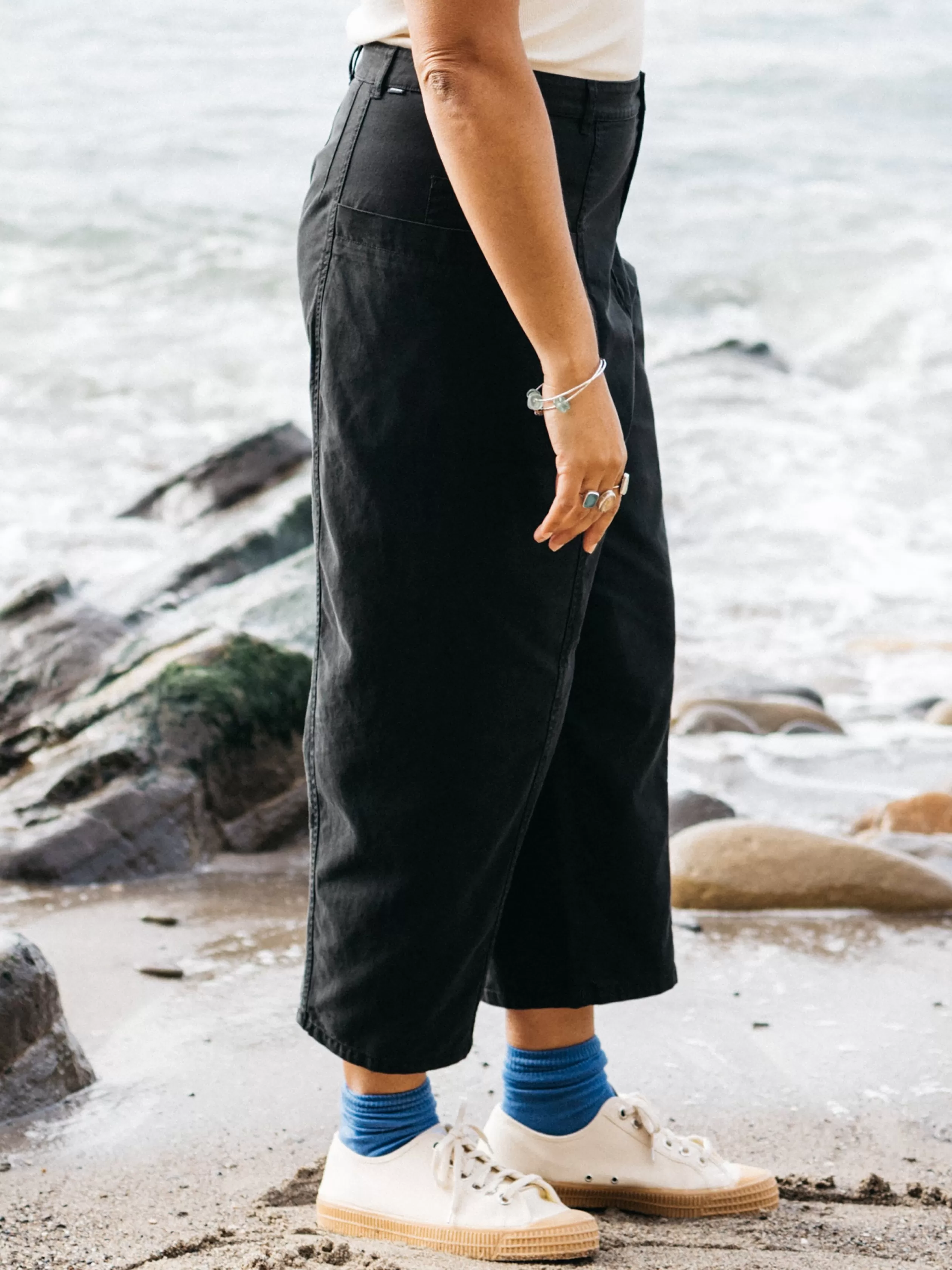 Finisterre Organic cotton barrel leg trouser in black<Women Trousers & Leggings