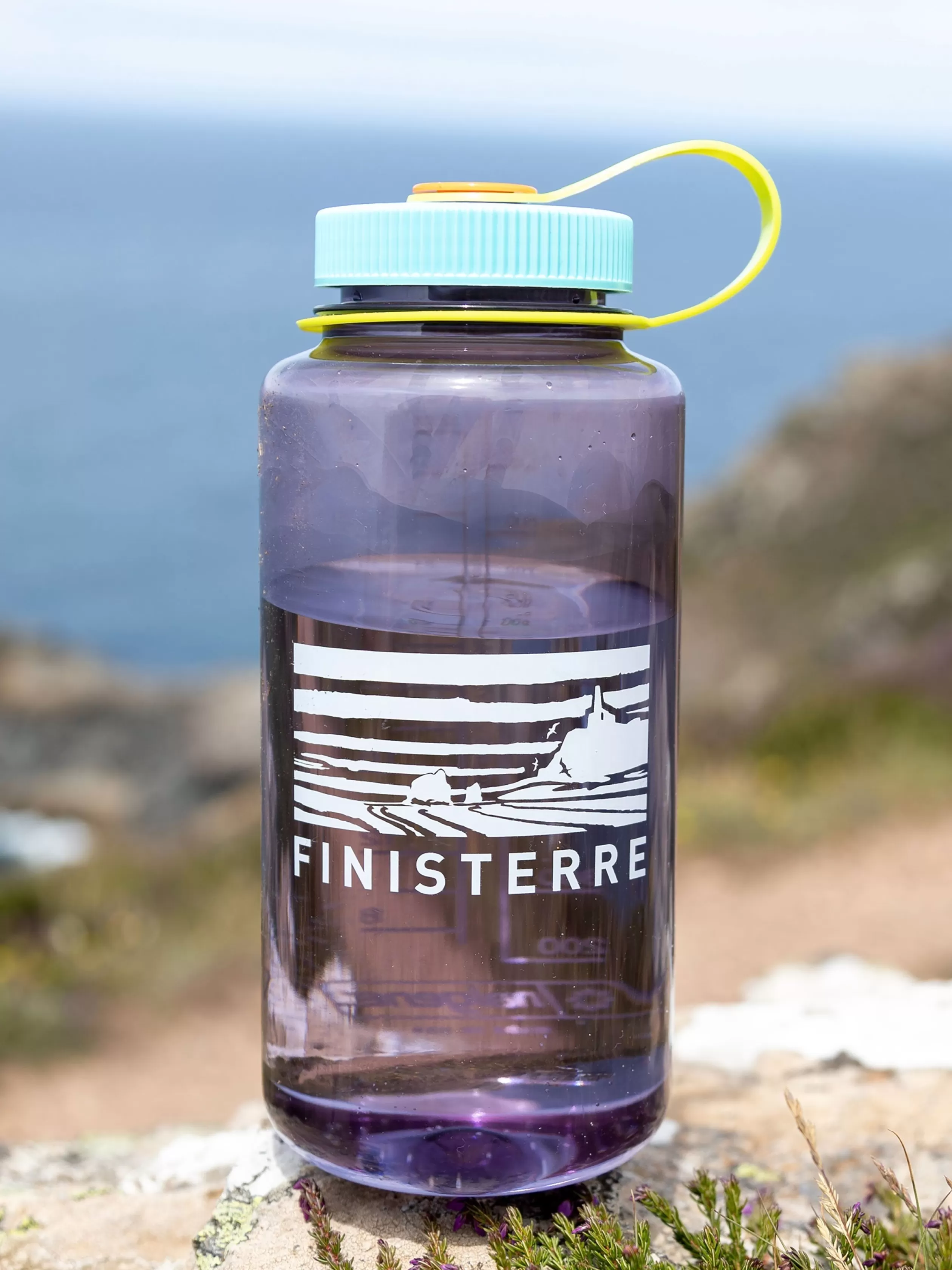 Finisterre Reusable 1 litre bottle in aubergine<Women Water Bottles | Water Bottles